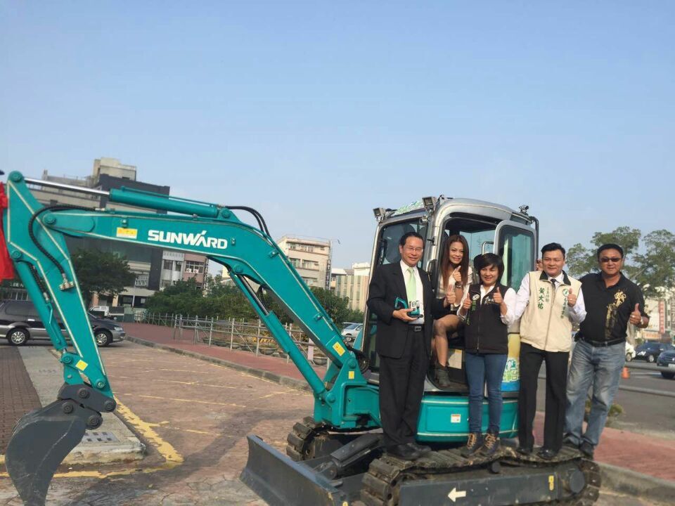 嘉義市长大赞9001cc金沙以诚为本智能挖掘机环台义举