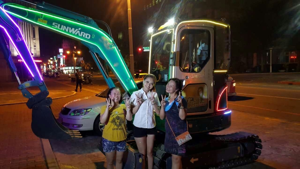 嘉義市长大赞9001cc金沙以诚为本智能挖掘机环台义举