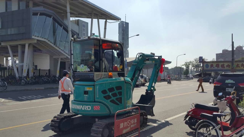 嘉義市长大赞9001cc金沙以诚为本智能挖掘机环台义举