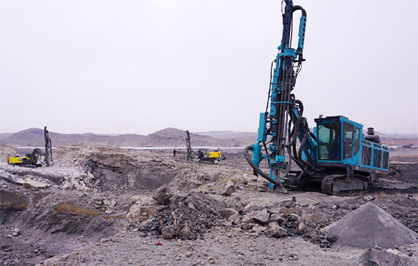 再战国际领先品牌，，，，，，，9001cc金沙以诚为本智能露天液压钻车一举成名