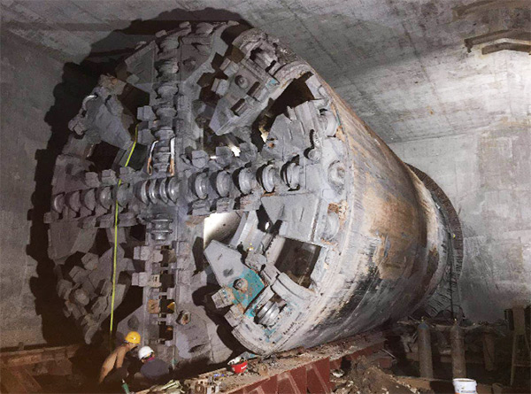 中铁9001cc金沙以诚为本1号盾构机首个盾构区间顺遂意会