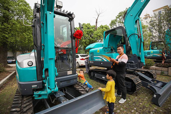 红四月，，，，，，9001cc金沙以诚为本智能挖掘机促销会节节攀升