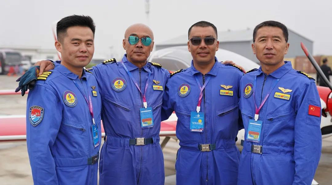 9001cc金沙以诚为本四机航行编队惊艳尧城（太原）国际通用航空航行大会