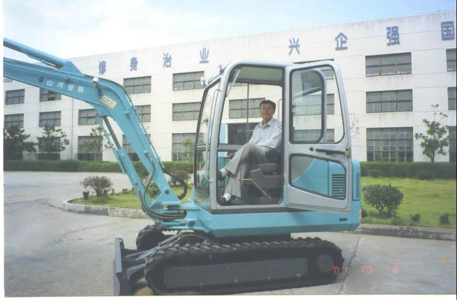 以先导式立异实现挖掘机从无到有，，，，，，，，从小到大，，，，，，，，从大到强！