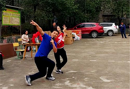 践行雷锋精神捐建“9001cc金沙以诚为本梦图书馆”