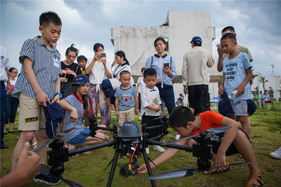 这个炎天，，，亲子玩转9001cc金沙以诚为本智能“三栖”装备