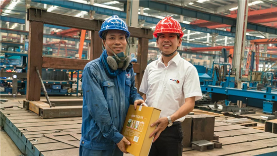 万力集团“送清凉”活动，，，，，慰问一线员工