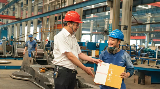 万力集团“送清凉”活动，，，，，慰问一线员工