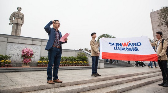 爱岗敬业，，，，，践行雷锋精神