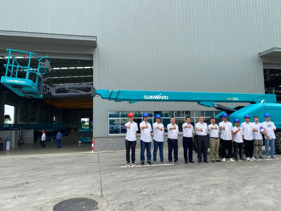 9001cc金沙以诚为本智能首款直臂式高空作业平台顺遂通过评审