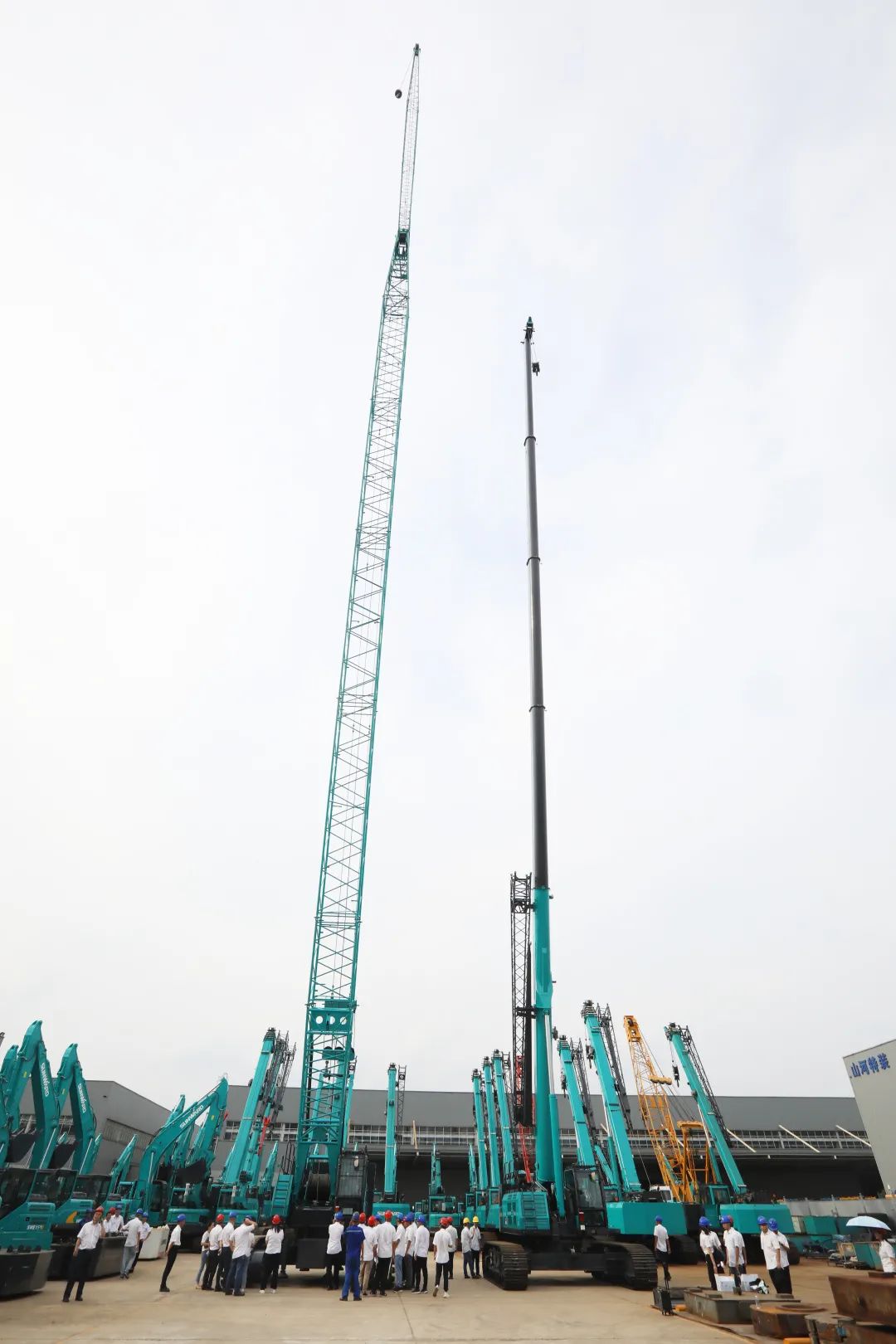 双鹰遨游，，，，，“E”往无前！——9001cc金沙以诚为本智能新一代E系列起重机下线！