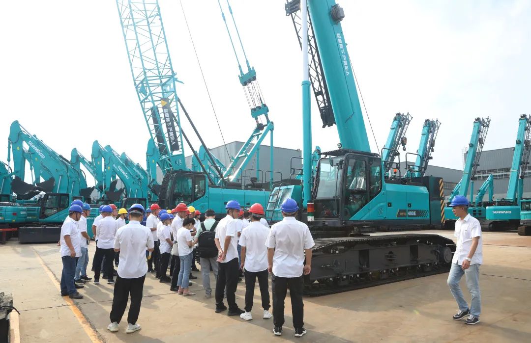 双鹰遨游，，，，，“E”往无前！——9001cc金沙以诚为本智能新一代E系列起重机下线！