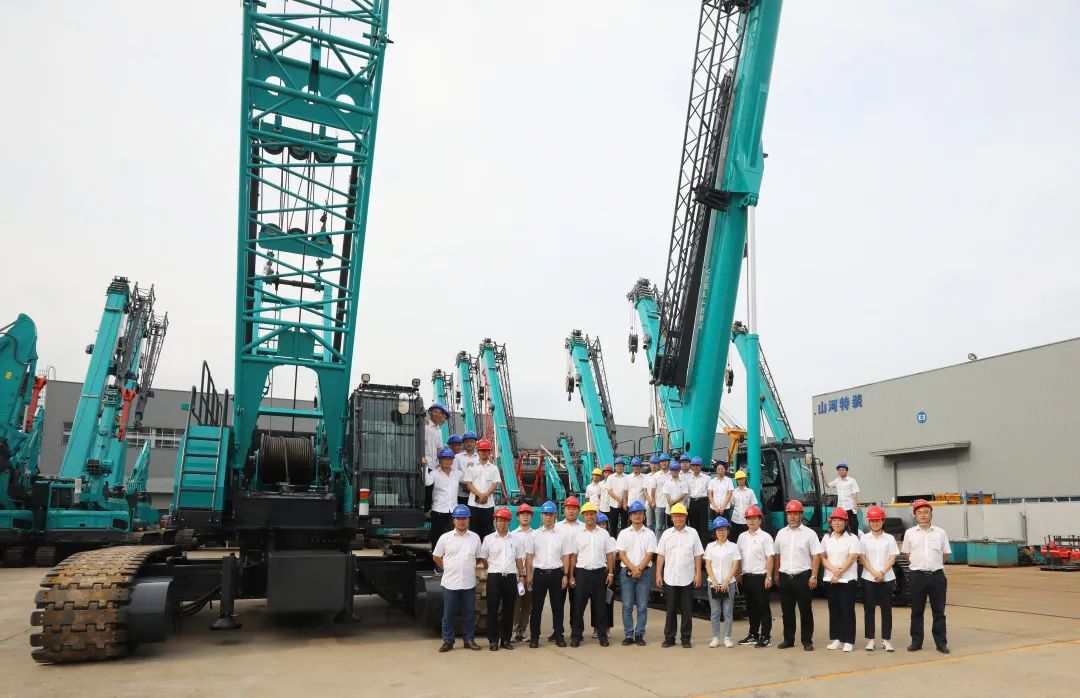 双鹰遨游，，，，，“E”往无前！——9001cc金沙以诚为本智能新一代E系列起重机下线！