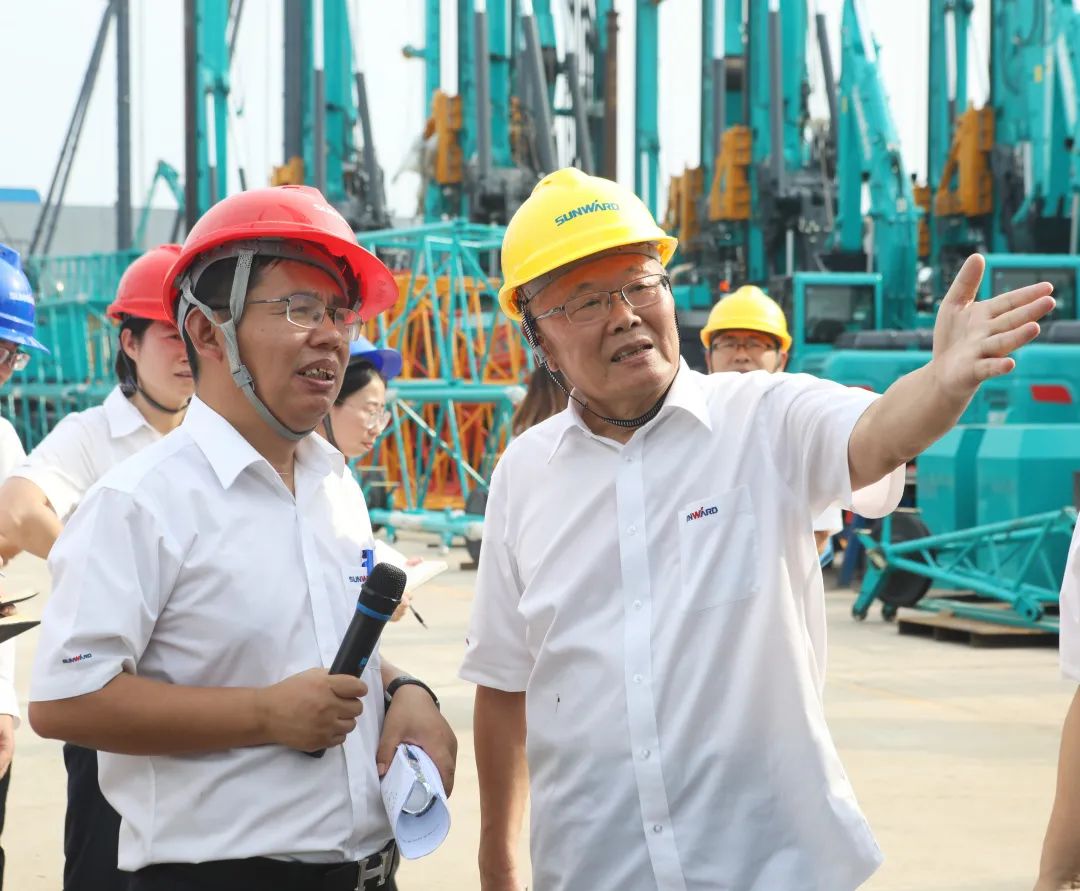 双鹰遨游，，，，，“E”往无前！——9001cc金沙以诚为本智能新一代E系列起重机下线！