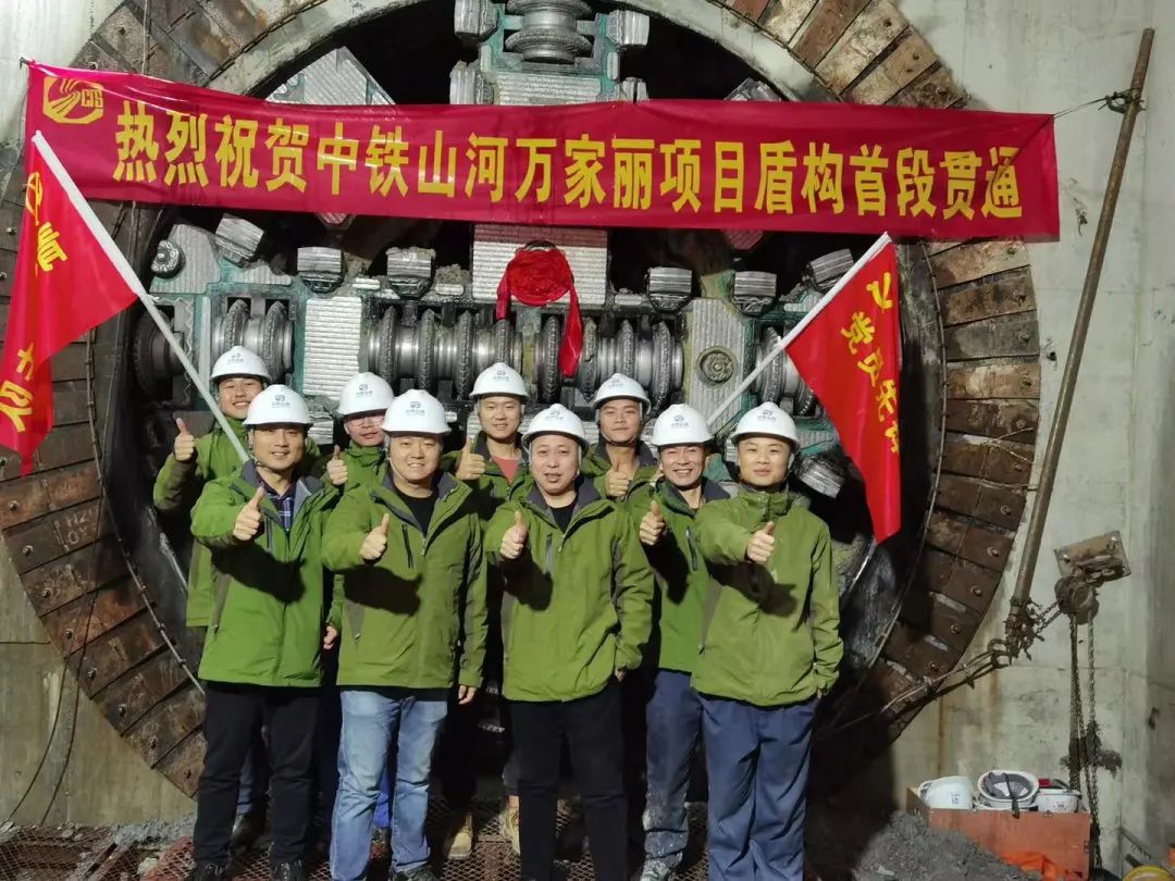 掘进1978米，，，，中铁9001cc金沙以诚为本首条盾构法施工隧道顺遂意会