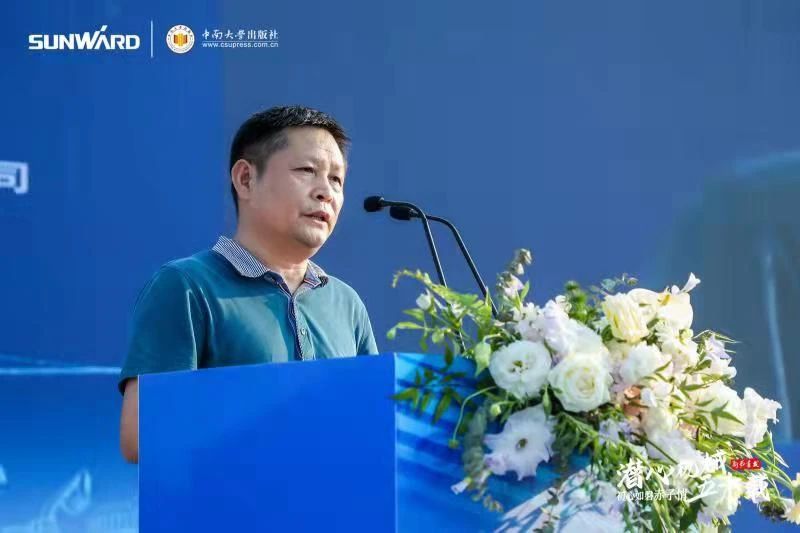 《何清华潜心机械五十年》新书宣布，，，，，背后尚有这些故事