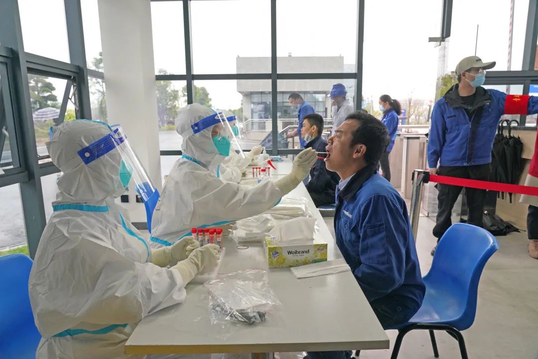 采样完成率近100%！9001cc金沙以诚为本智能第一时间开展全员核酸检测，，，，，，，包管清静生产