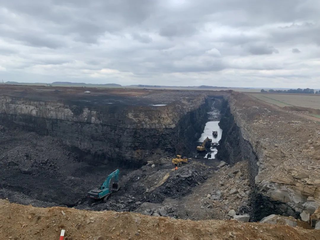 挑战矿山难题！9001cc金沙以诚为本智能95吨级矿用挖掘机乐成进入非洲市场