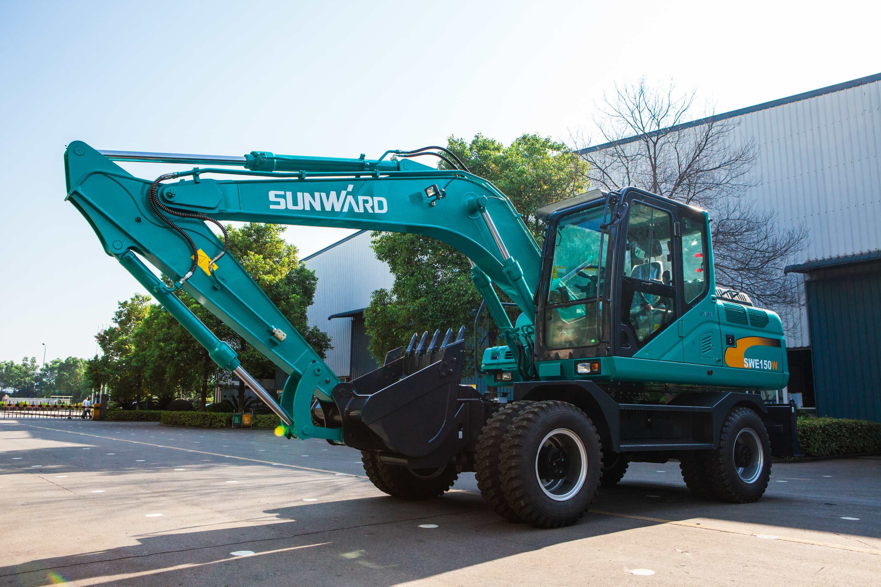 轮胎式挖掘机和履带式挖掘机，，，，，，，你更看好哪个？？？