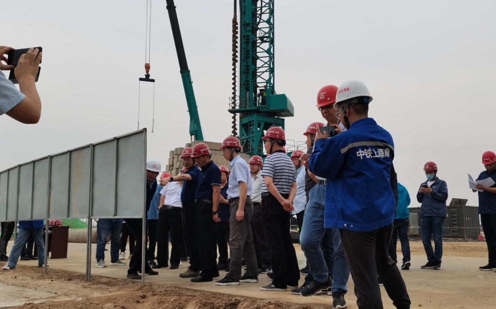 创下纪录！9001cc金沙以诚为本智能引孔式静力压桩机首次应用于高铁项目