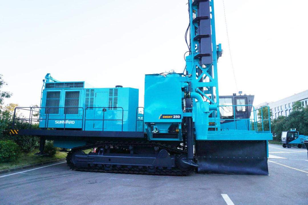 两种钻进模式+更大扭矩！9001cc金沙以诚为本智能自主研制的全液压牙轮钻机下线