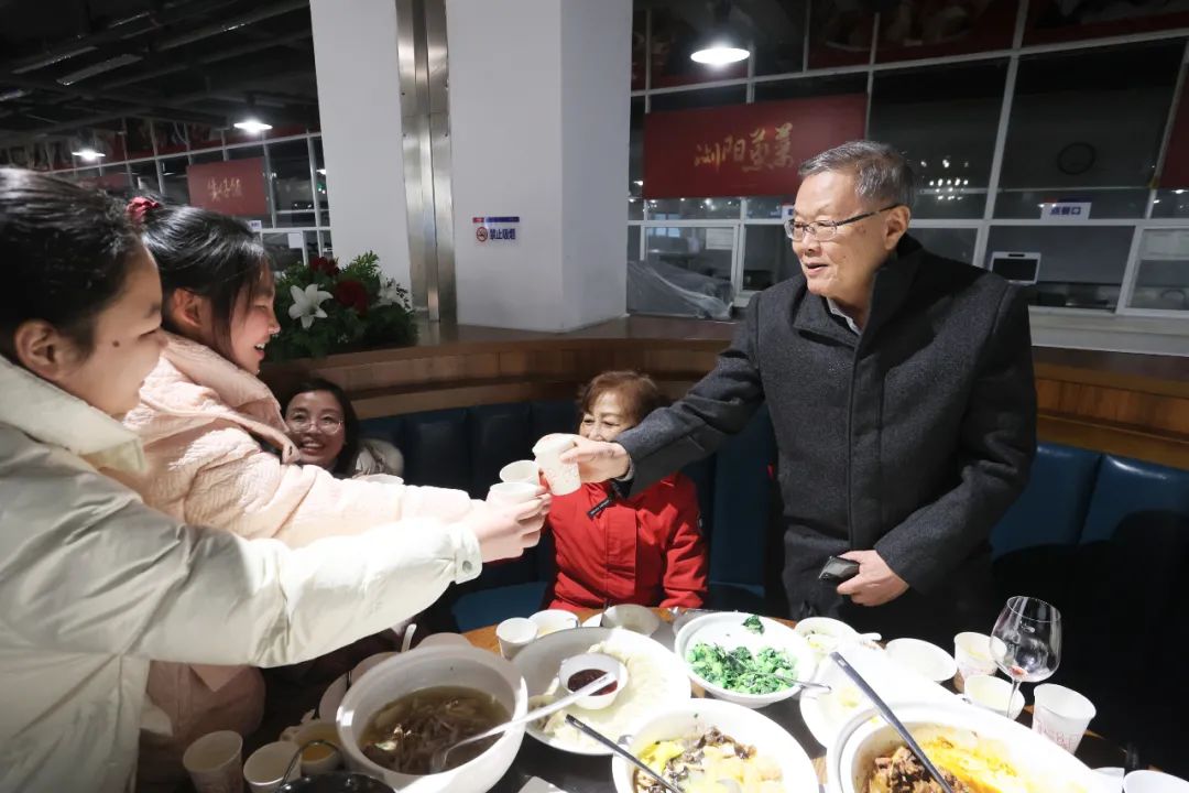 9001cc金沙以诚为本智能董事长何清华与留厂员工一起过大年！