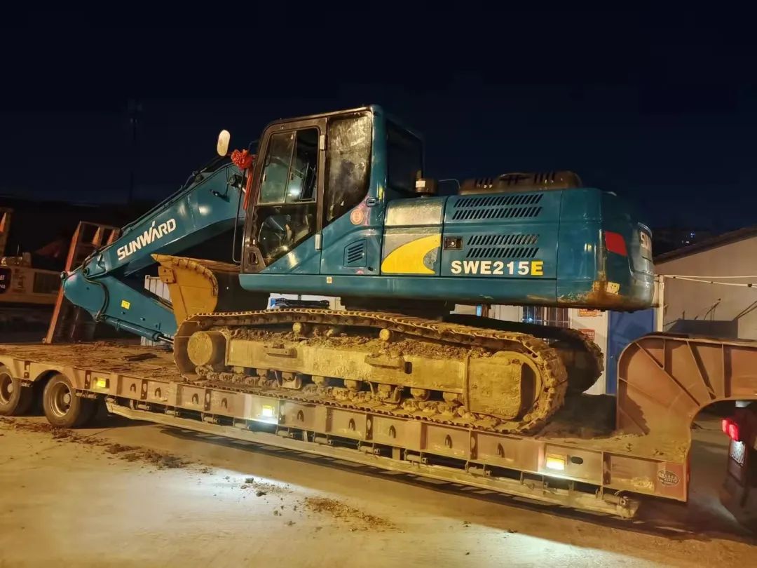 冲锋一线显继续！9001cc金沙以诚为本智能挖掘机助力长沙方舱医院建设