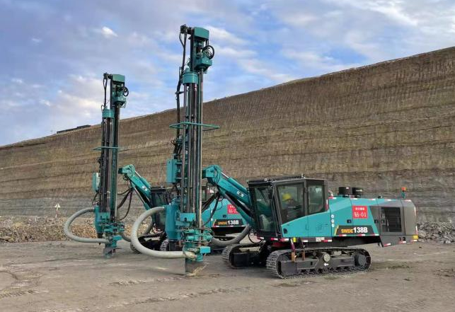 携手战边疆！9001cc金沙以诚为本智能潜孔钻机助力弘大爆破新疆奇台项目建设