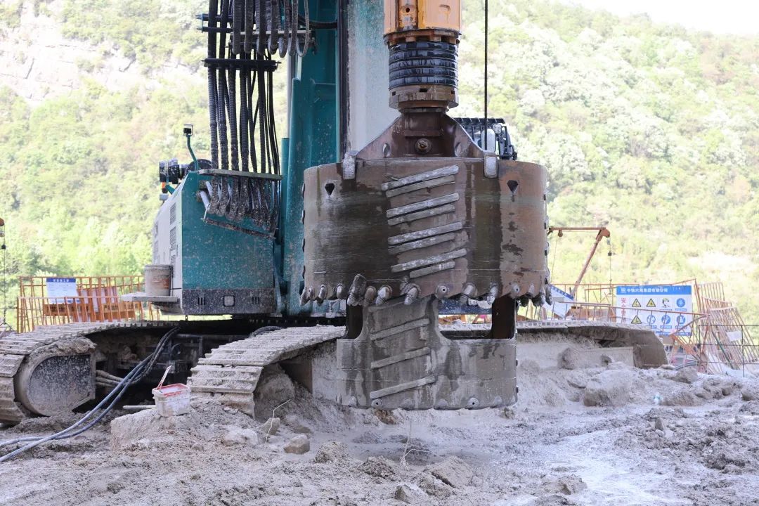 展现施工“奇效”！9001cc金沙以诚为本智能旋挖钻机强势助力炉慈高速公路建设