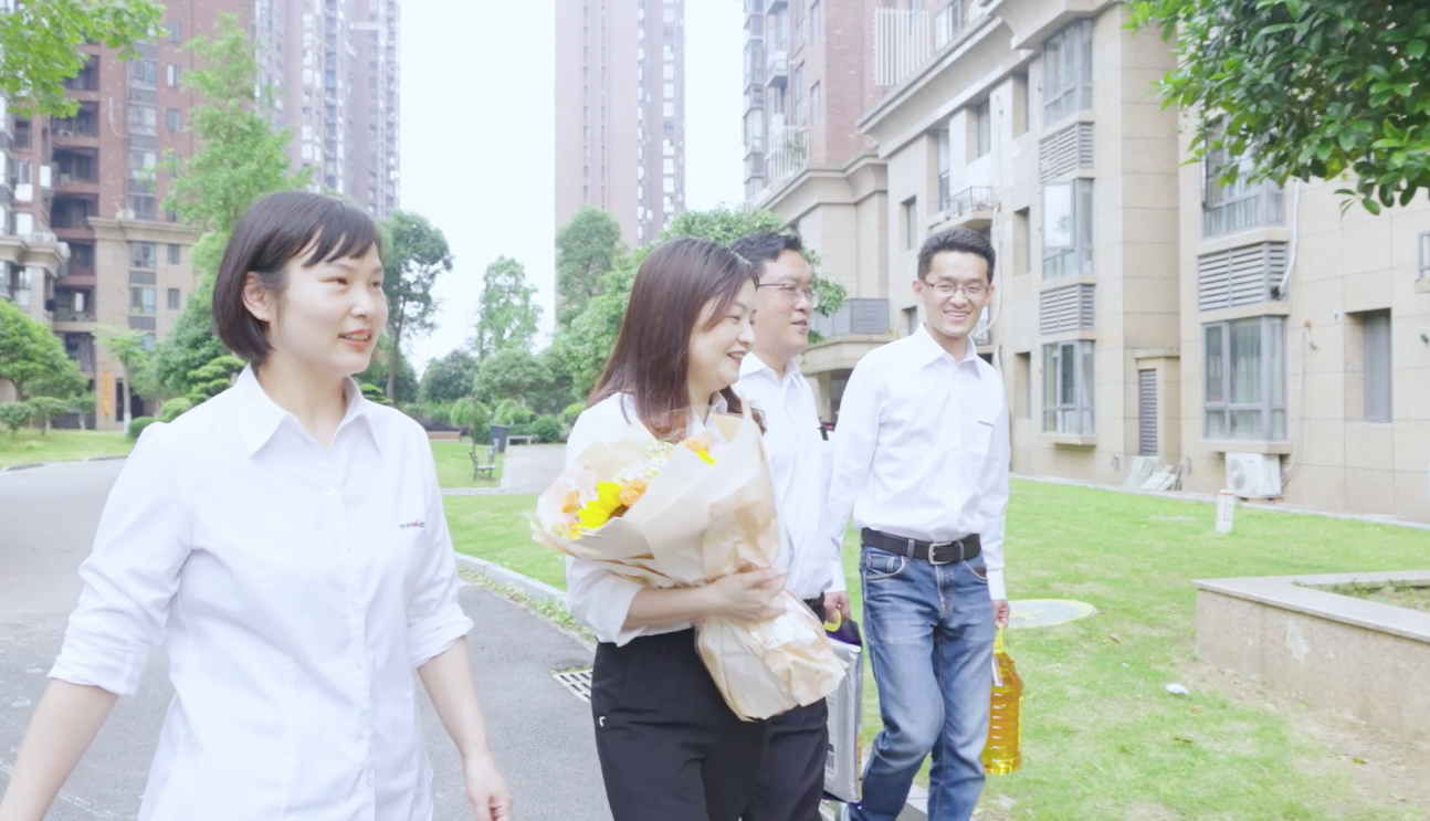 在母亲节，，，，，，，向你们死后的妈妈送去“9001cc金沙以诚为本家园”的温暖