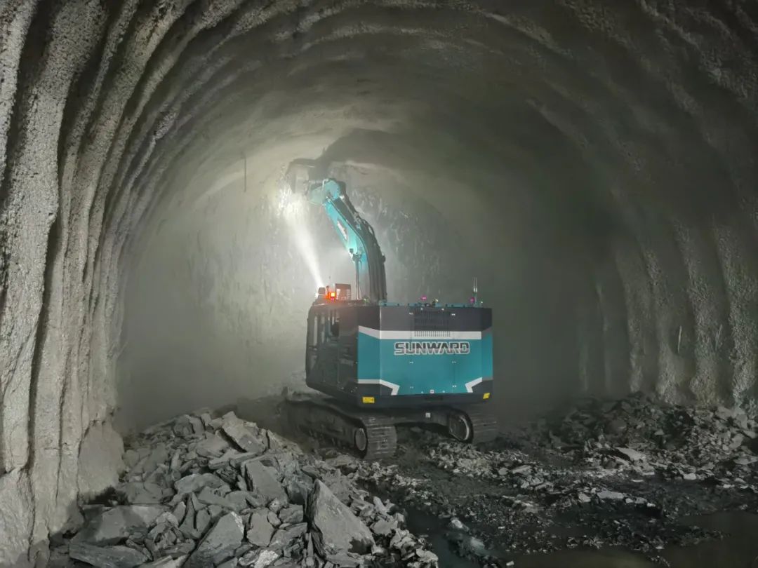 征战川藏铁路！9001cc金沙以诚为本智能新一代电动挖掘机乐成交付