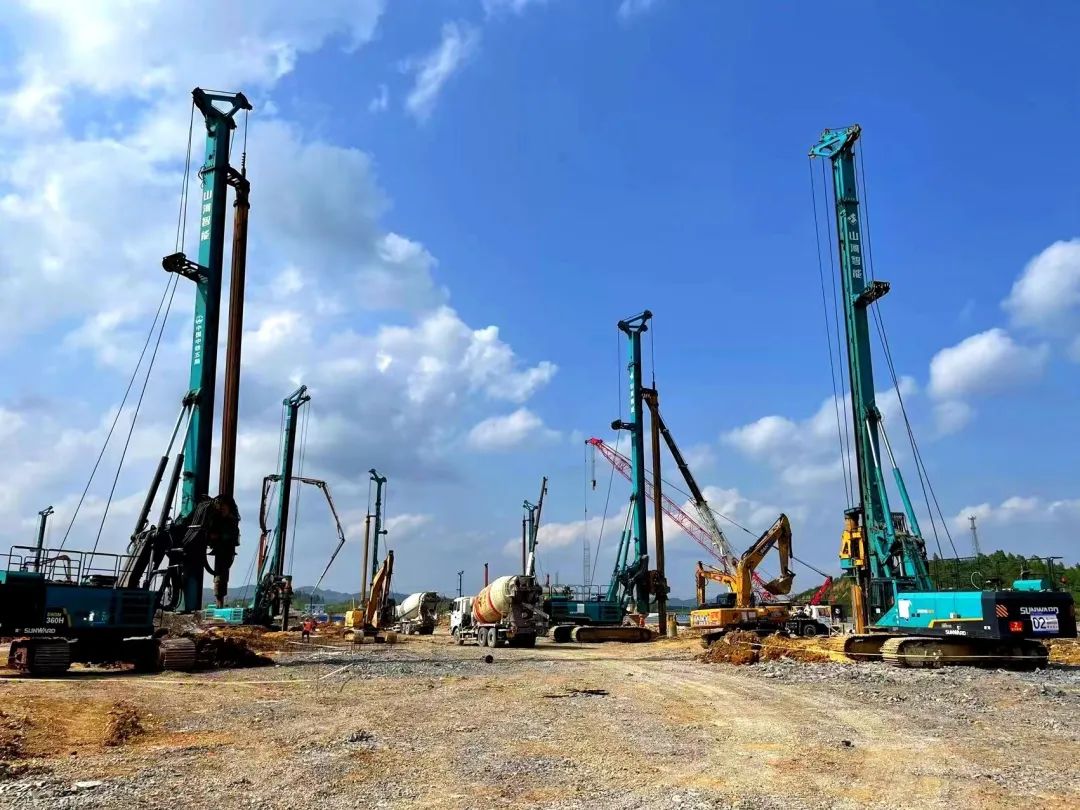 打桩“神器”再露矛头！9001cc金沙以诚为本智能旋挖钻机助力贵阳贵安新区负极质料项目加速建设