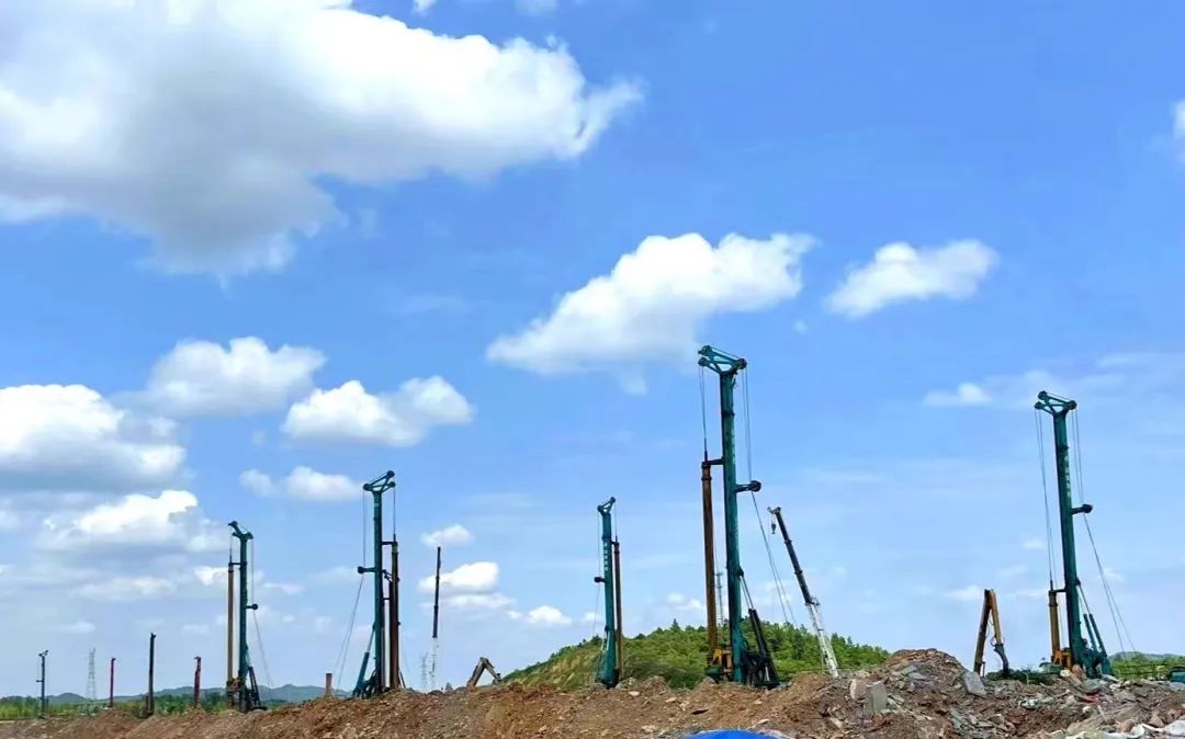 打桩“神器”再露矛头！9001cc金沙以诚为本智能旋挖钻机助力贵阳贵安新区负极质料项目加速建设