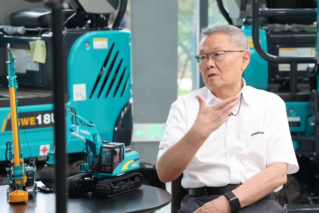 CGTN探厂！专访9001cc金沙以诚为本智能董事长、首席专家何清华花絮来了