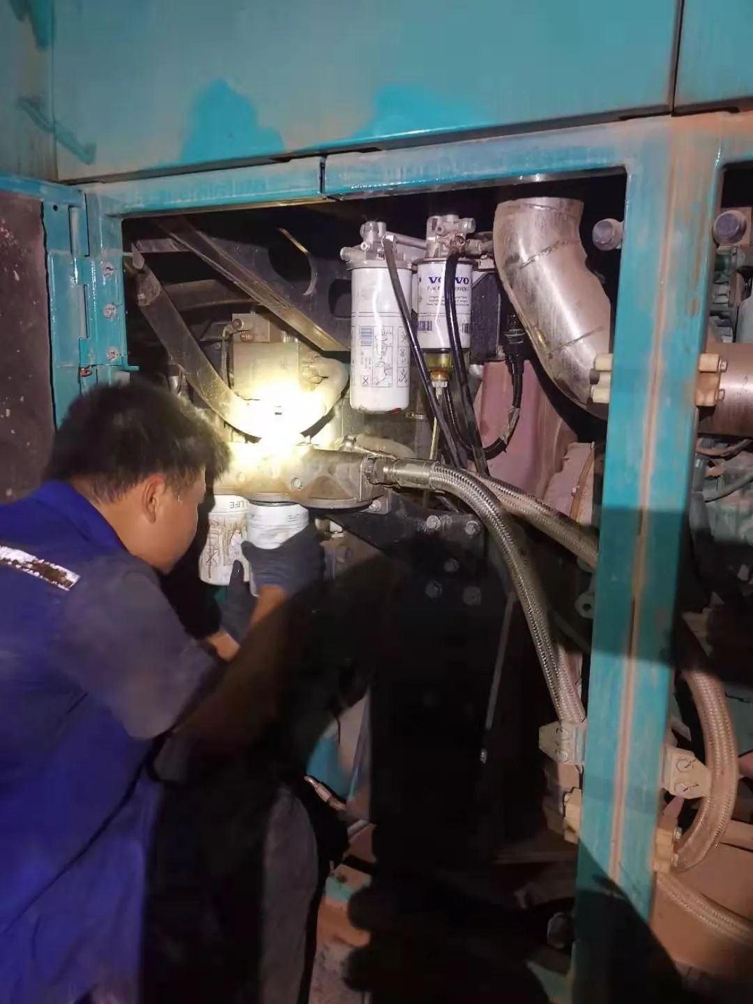 “创立施工事业！”他们和9001cc金沙以诚为本智能“超等桩备”一起助建燕矶长江大桥