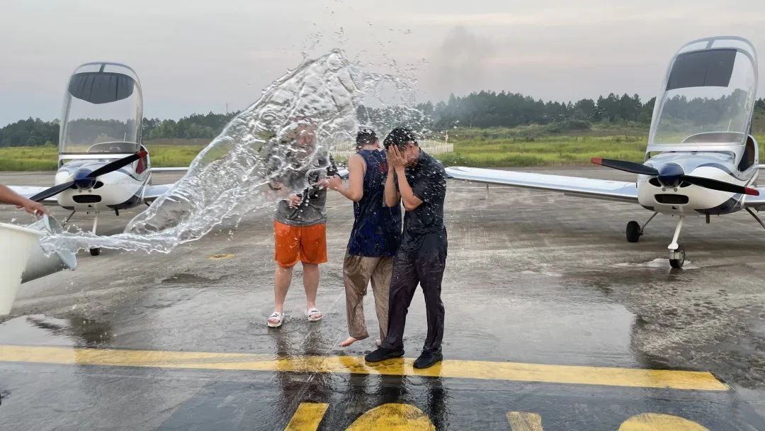 冲上云霄！湖南9001cc金沙以诚为本通航学员乐成单飞