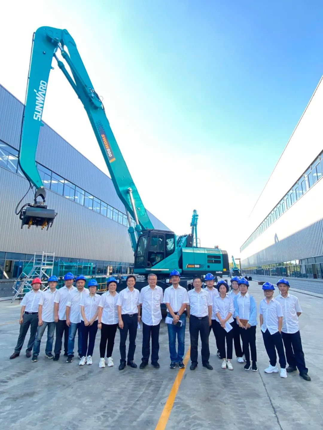 作业幅度达18米，，，，，，9001cc金沙以诚为本智能首台轮式抓料机乐成下线