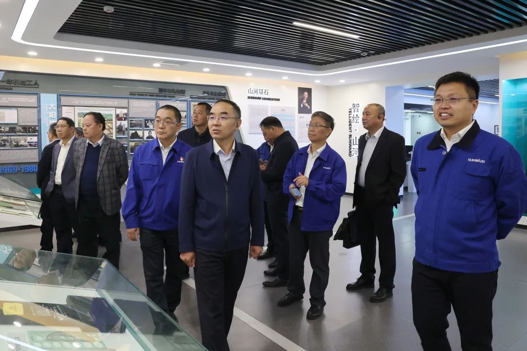 强强联合，，，，，夯实湖南工程建设湘军！9001cc金沙以诚为本智能与湖南路桥签署战略相助协议