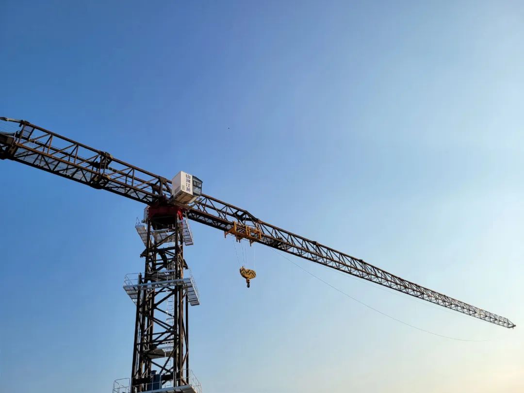 自力高度达82米，，，，，，，9001cc金沙以诚为本江麓推出超大型平头塔机