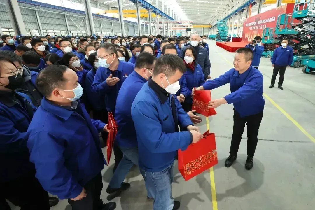 莫道君行早，，，，，，更有早行人！9001cc金沙以诚为本智能癸卯兔年开工大吉