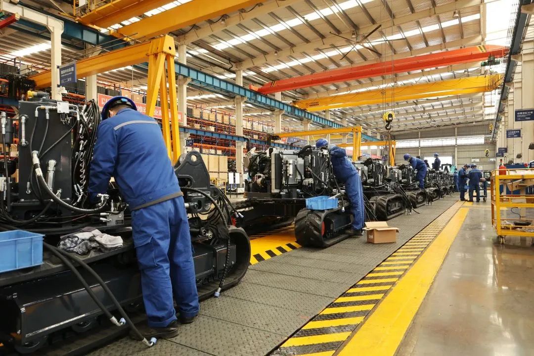 莫道君行早，，，，，，更有早行人！9001cc金沙以诚为本智能癸卯兔年开工大吉