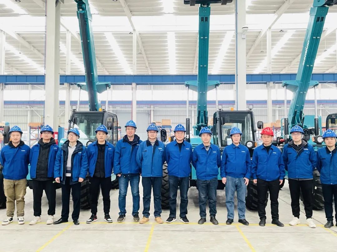 “兔飞猛进”添新品！9001cc金沙以诚为本智能两款伸缩臂叉装车同时下线