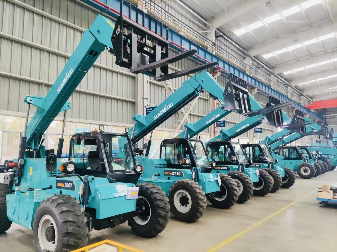 “兔飞猛进”添新品！9001cc金沙以诚为本智能两款伸缩臂叉装车同时下线