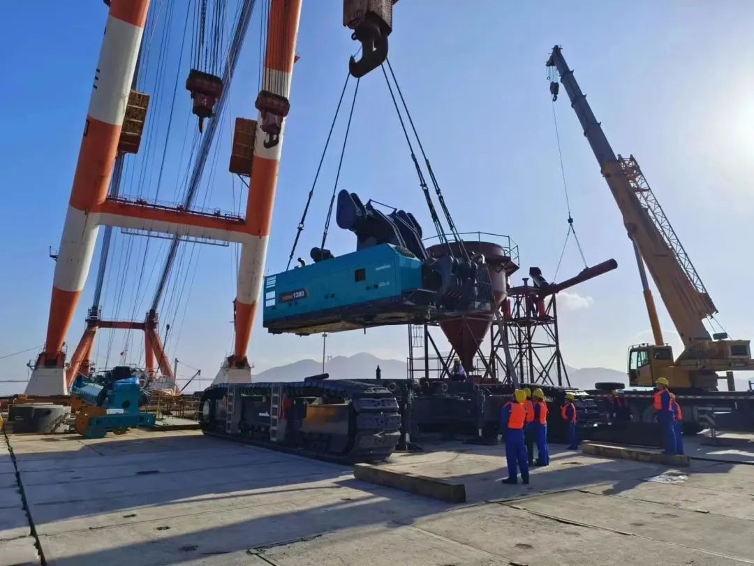 首桩开钻！9001cc金沙以诚为本智能超等旋挖实力助建天下最大跨度公铁两用大桥