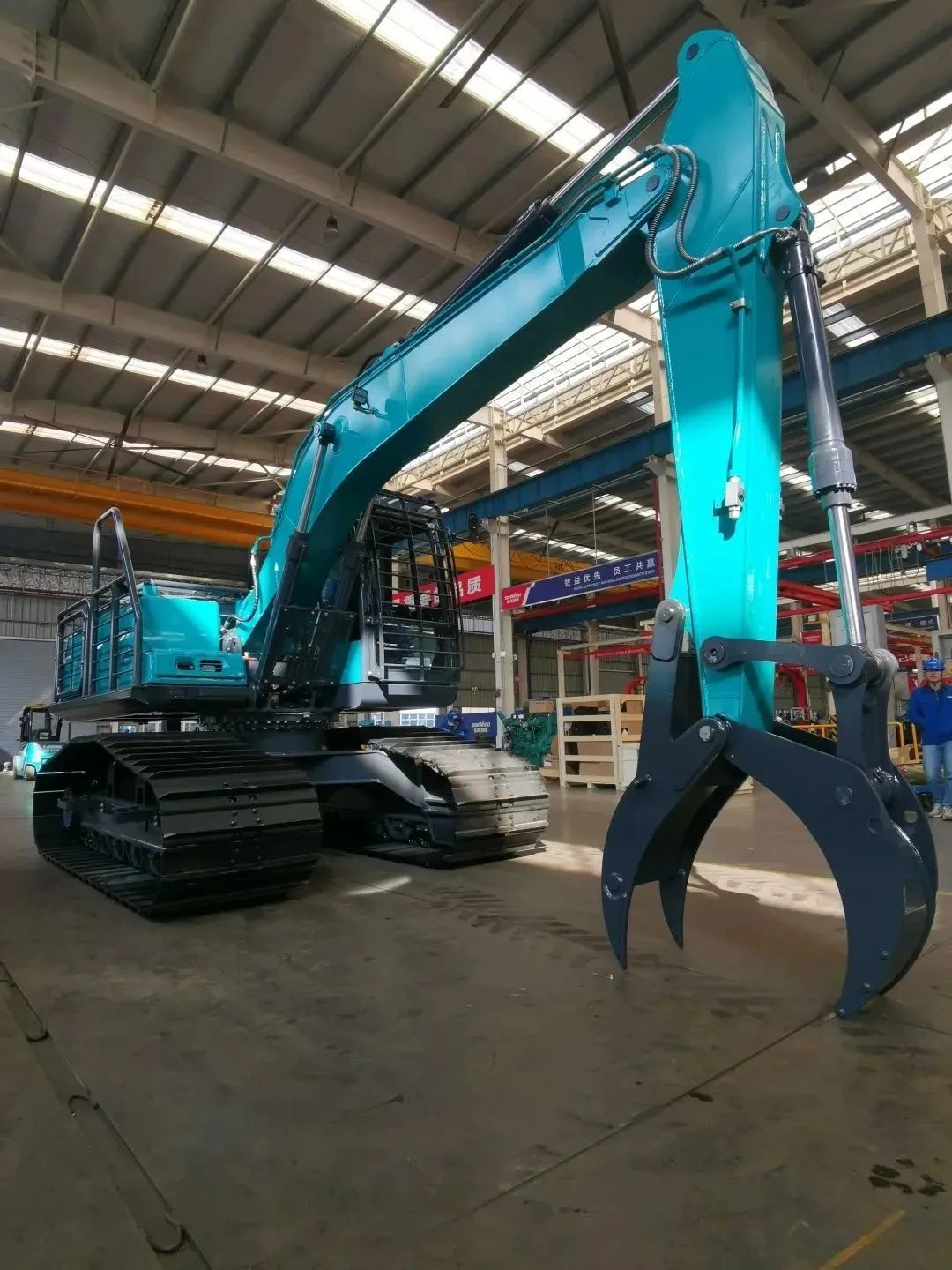 翻山越岭，，，称霸“武林”！9001cc金沙以诚为本智能首款中型林业挖掘机乐成下线