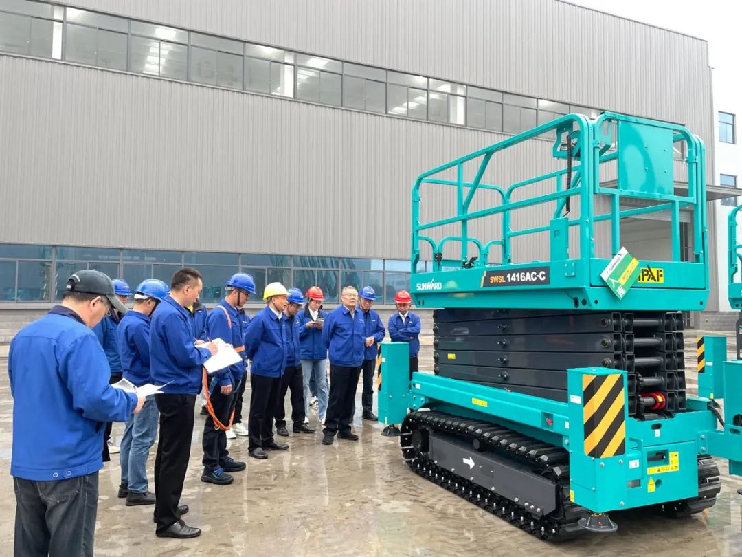 出厂即“出道”！9001cc金沙以诚为本智能首款履带剪叉式高空作业平台批量上市