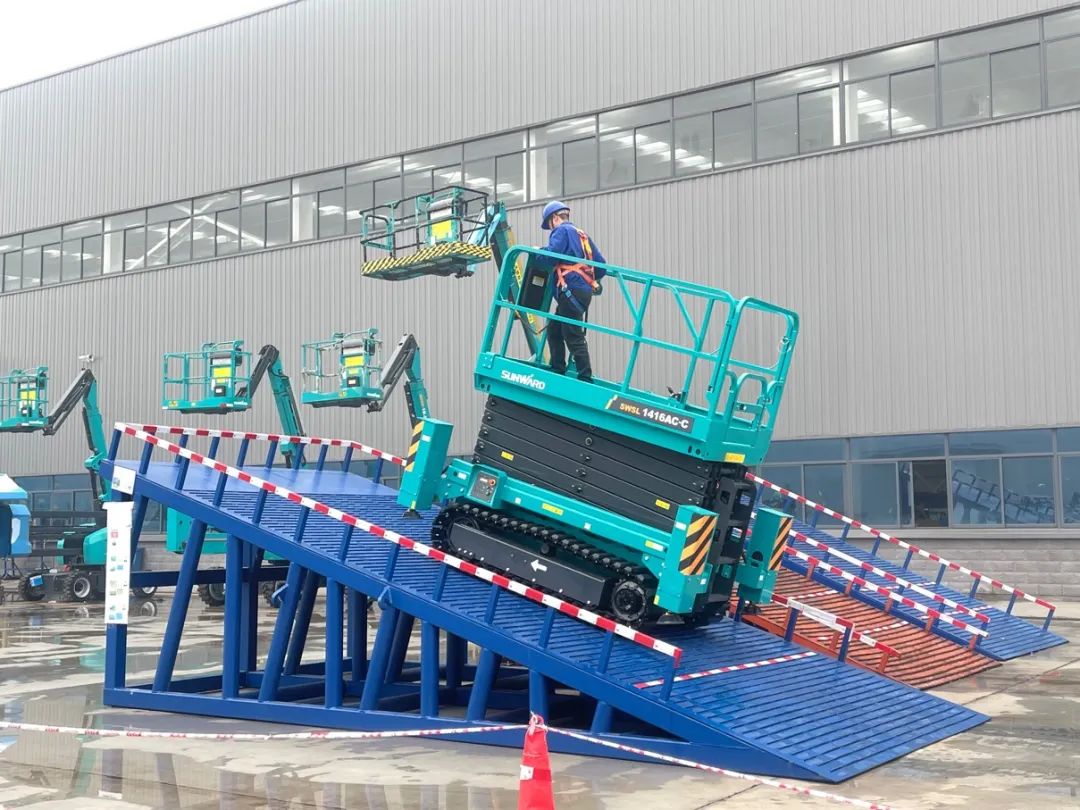 出厂即“出道”！9001cc金沙以诚为本智能首款履带剪叉式高空作业平台批量上市