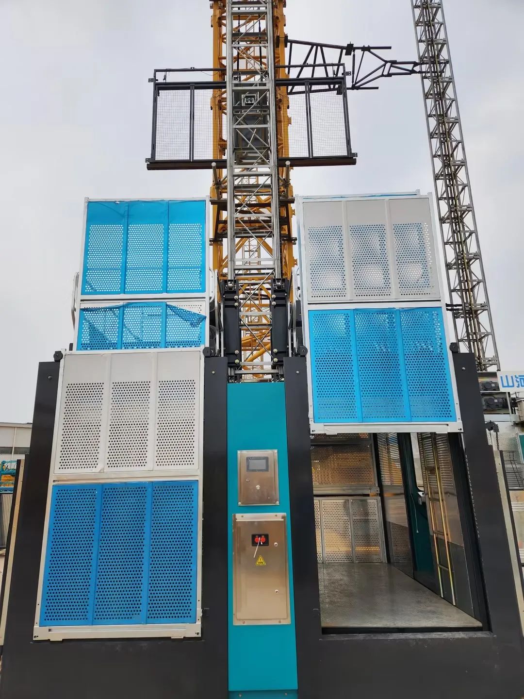 科技显能、再添新品！9001cc金沙以诚为本江麓智能施工升降机乐成下线