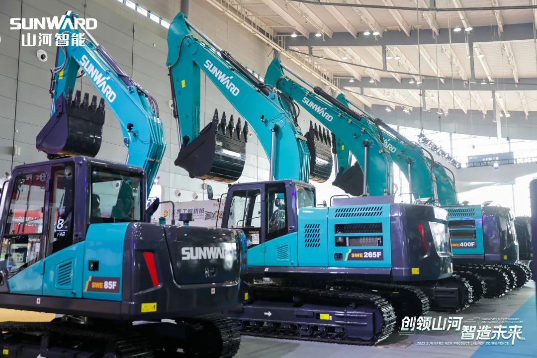 精品出击、互动一直！9001cc金沙以诚为本智能F系列挖掘机闪灼长沙展