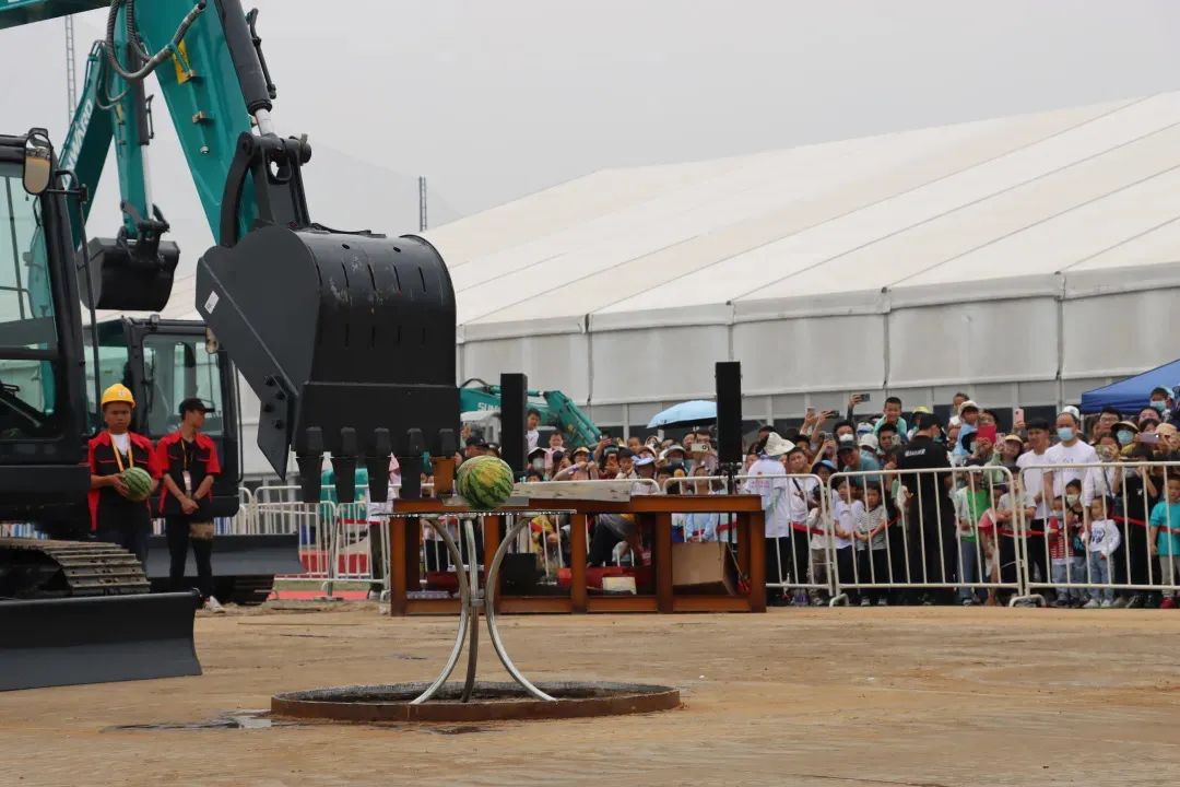 精品出击、互动一直！9001cc金沙以诚为本智能F系列挖掘机闪灼长沙展